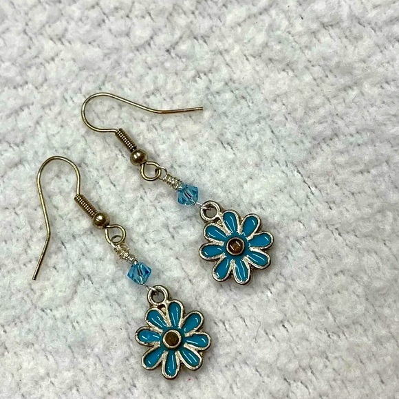 4 Pairs of Fashion Earrings - Picture 5 of 6